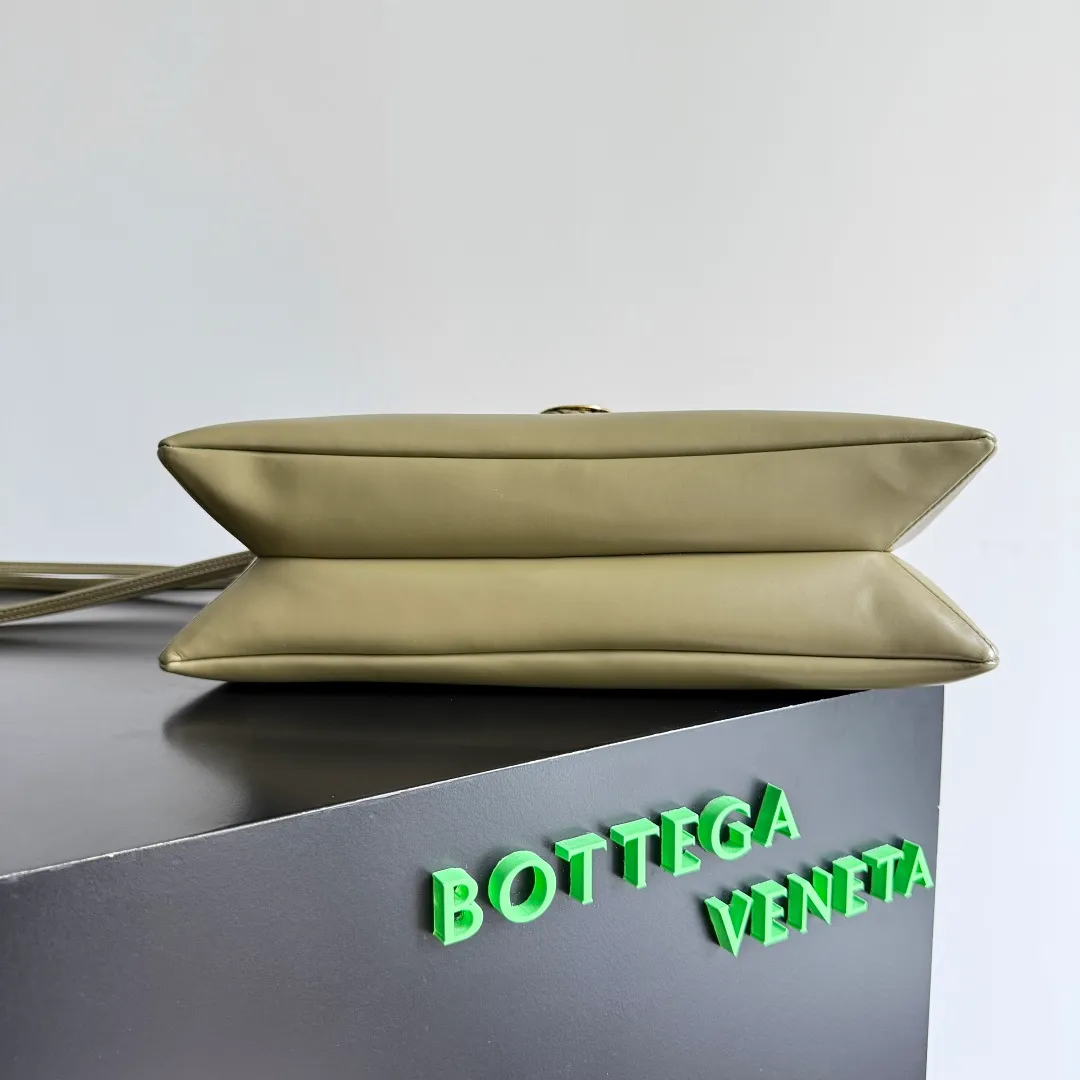 Batch 1680 Inspired by the 1970s, the Bottega Veneta women's logo shoulder bag has a smooth leather surface that brings a clean and handsome feel, just like the neatness and tenacity of a working woman. The front buckle is made of high-quality hardware pendant, the overall retro elegance, and the excellent leather feels soft. This Bottega Veneta series can be described as beautiful, weakening the complexity of the outfit, not competing for it, and only using the best quality to interpret itself. Style number: 806034 (large size) Size: 30*20*8cm